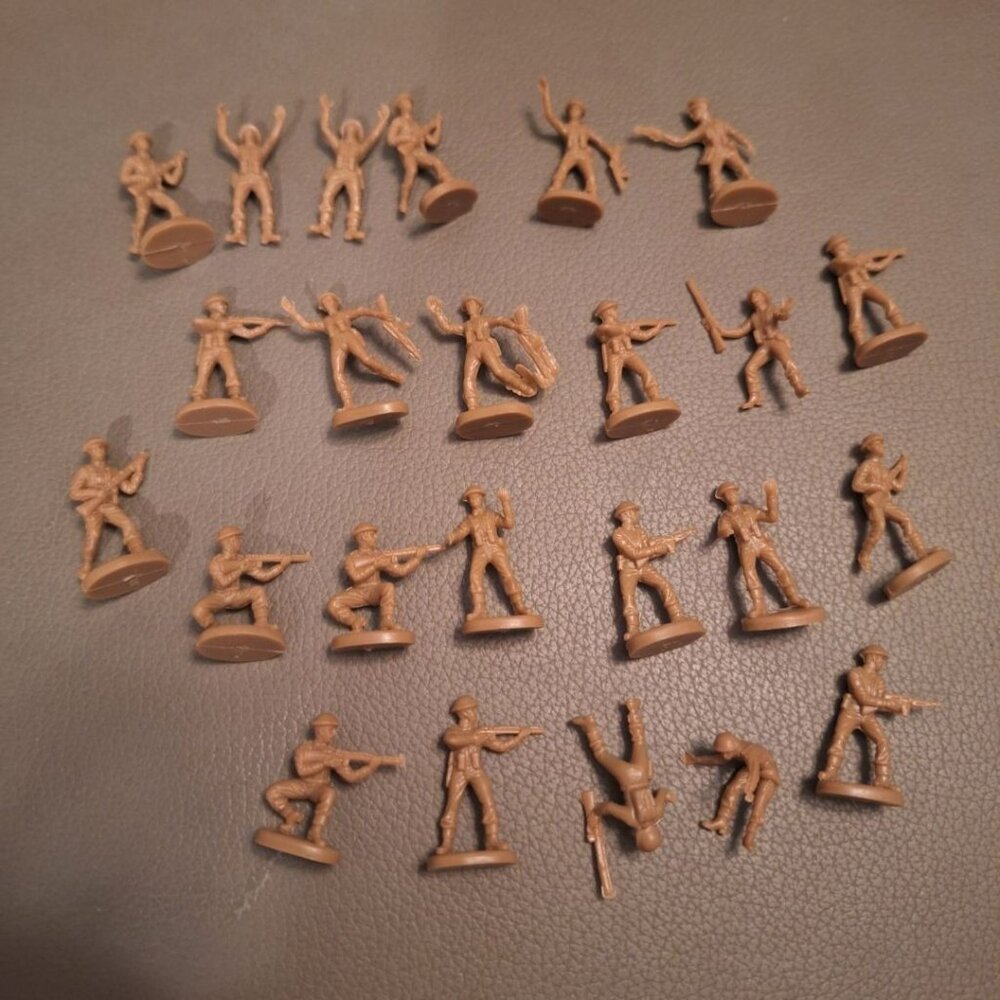Milton Bradley Army Men Tank Battle Game 24‎ Pieces Cupcake Toppers 1975